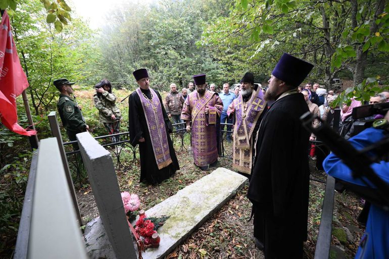 На месте сражений в 1942 году за Туапсе на высоте свыше тысячи метров установили поклонный крест