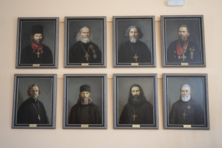 В Санкт-Петербургском госуниверситете открыли галерею портретов всех настоятелей вузовского храма