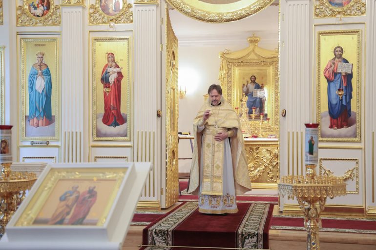 В Санкт-Петербургском госуниверситете открыли галерею портретов всех настоятелей вузовского храма