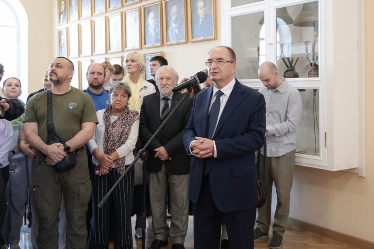 В Санкт-Петербургском госуниверситете открыли галерею портретов всех настоятелей вузовского храма