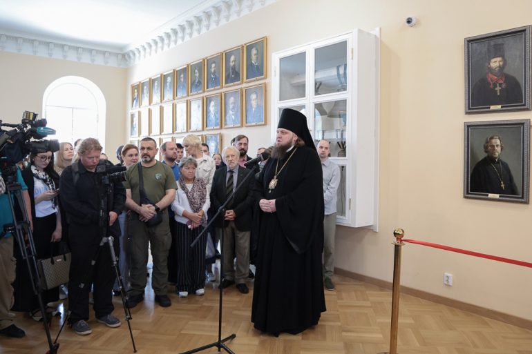 В Санкт-Петербургском госуниверситете открыли галерею портретов всех настоятелей вузовского храма