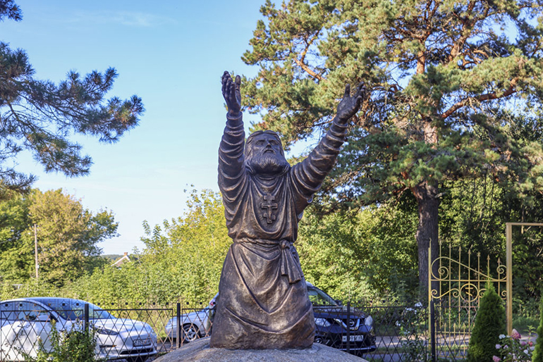 Памятник молящемуся на камне Серафиму Саровскому установили в одном из сел Тамбовской области