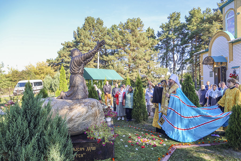 Памятник молящемуся на камне Серафиму Саровскому установили в одном из сел Тамбовской области