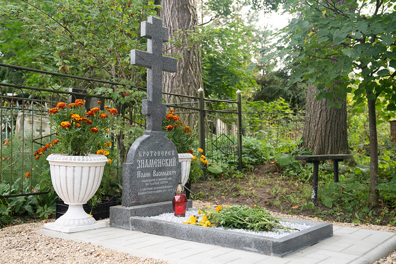 На месте захоронения священника – участника Поместного Собора 1917-1918 годов установили новые надгробие и крест
