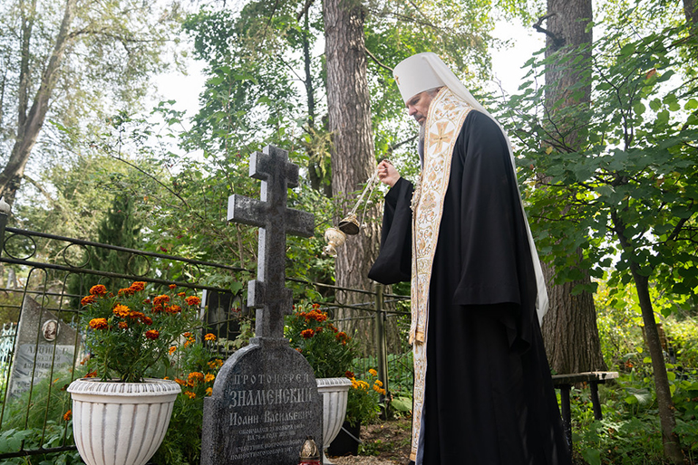 На месте захоронения священника – участника Поместного Собора 1917-1918 годов установили новые надгробие и крест