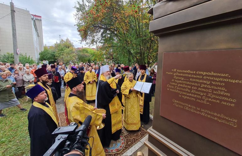 От выставки к памятнику: в Архангельске увековечили пребывание в городе святителя Луки Крымского