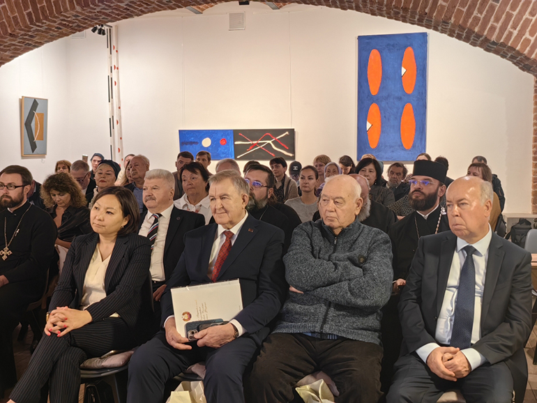 Архиепископ Элистинский Юстиниан презентовал книгу о своем служении в Приднестровье, США и Калмыкии