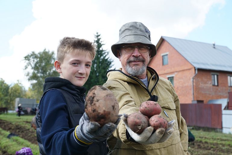 Почти тонну картофеля собрали прихожане челябинского храма для благотворительной столовой