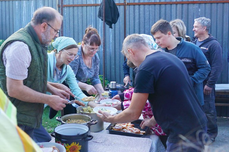 Почти тонну картофеля собрали прихожане челябинского храма для благотворительной столовой