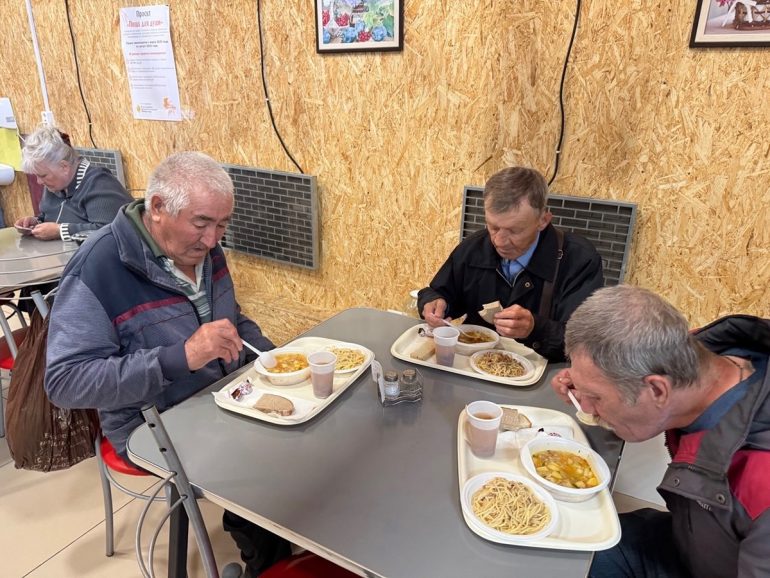 Приход челябинского храма организовал для нуждающихся бесплатные обеды и духовную поддержку