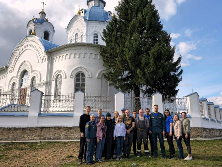 Сотрудники МЧС помогли монашеской общине в Челябинской области благоустроить территорию при храме