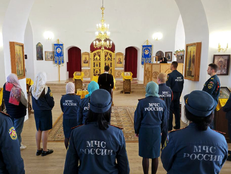 Сотрудники МЧС помогли монашеской общине в Челябинской области благоустроить территорию при храме