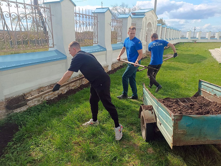 Сотрудники МЧС помогли монашеской общине в Челябинской области благоустроить территорию при храме