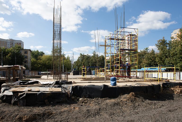 В Восточном Измайлове началось строительство надземной части храма в честь святой Елизаветы Федоровны с редкой высокой колокольней