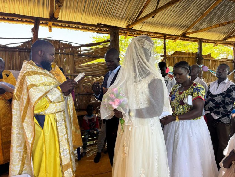 На русском приходе в Уганде в один день крестили троих младенцев и обвенчали молодую пару