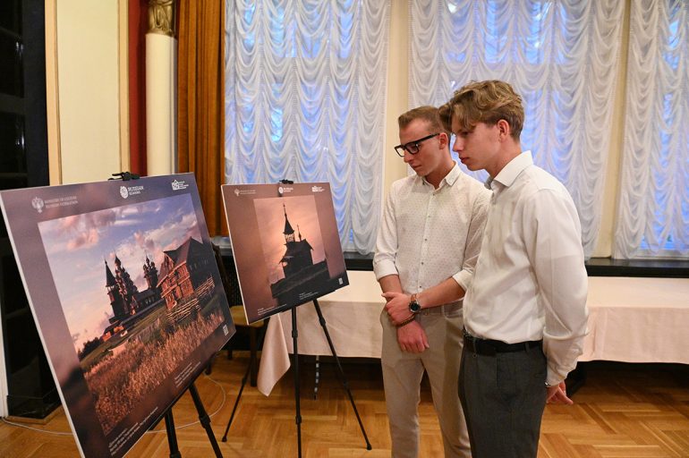 Венгры соприкоснулись с духовной культурой России: впервые услышали Сретенский хор, узнали о возрождении Кижей и познакомились с народными инструментами