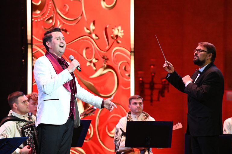 Венгры соприкоснулись с духовной культурой России: впервые услышали Сретенский хор, узнали о возрождении Кижей и познакомились с народными инструментами