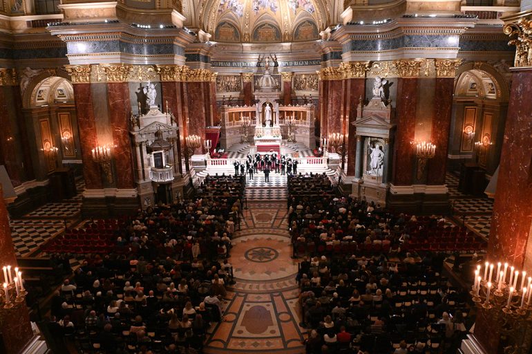 Венгры соприкоснулись с духовной культурой России: впервые услышали Сретенский хор, узнали о возрождении Кижей и познакомились с народными инструментами