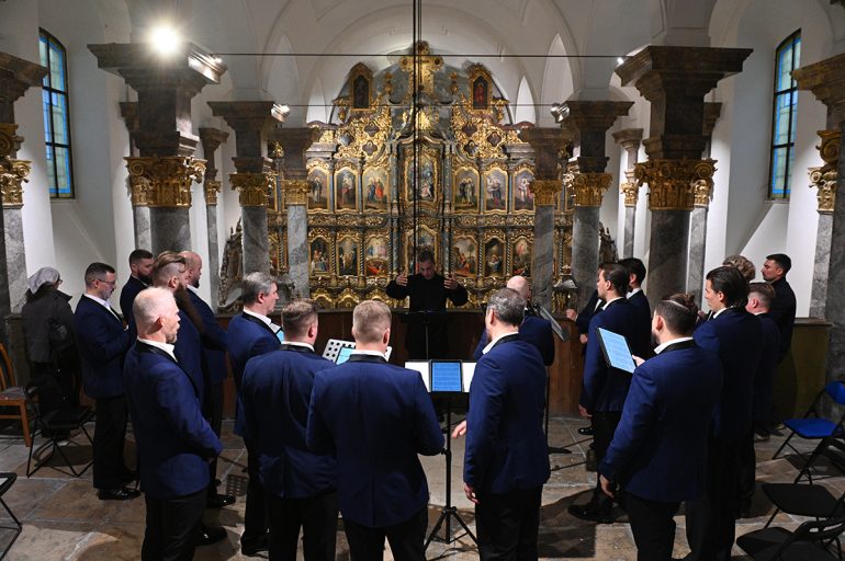 Венгры соприкоснулись с духовной культурой России: впервые услышали Сретенский хор, узнали о возрождении Кижей и познакомились с народными инструментами