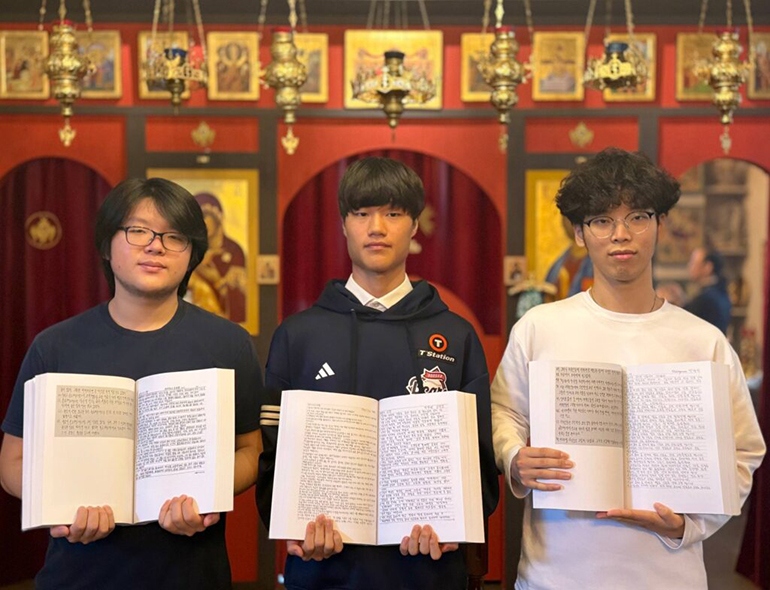 Молодежь русского прихода в Сеуле переписала от руки на корейском языке всю Библию
