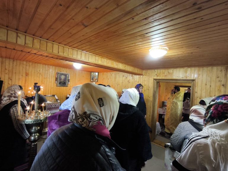 Община захваченного в украинских Керстенцах храма провела первую Литургию в частном доме