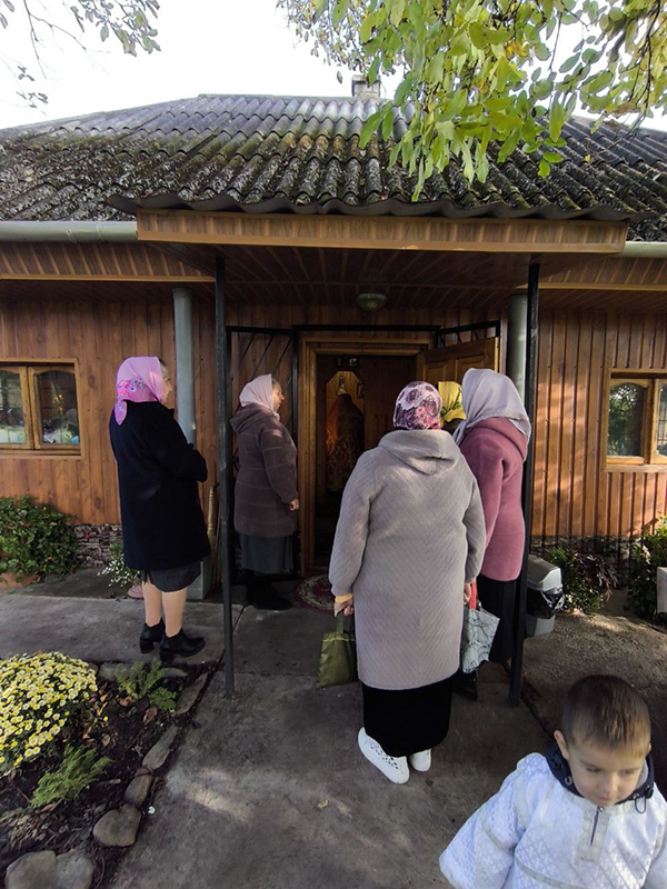 Община захваченного в украинских Керстенцах храма провела первую Литургию в частном доме