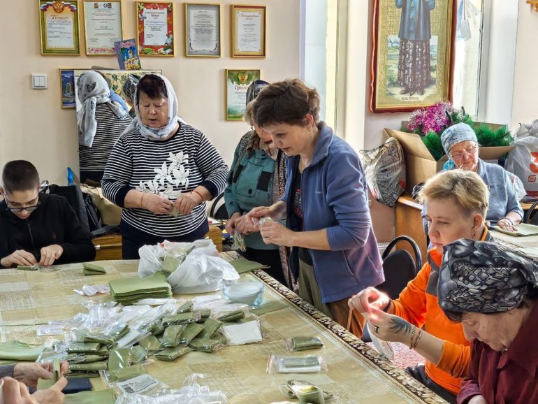 Прихожане челябинского храма помогают военным в зоне конфликта окопными свечами, сухим душем и фильтрами для воды