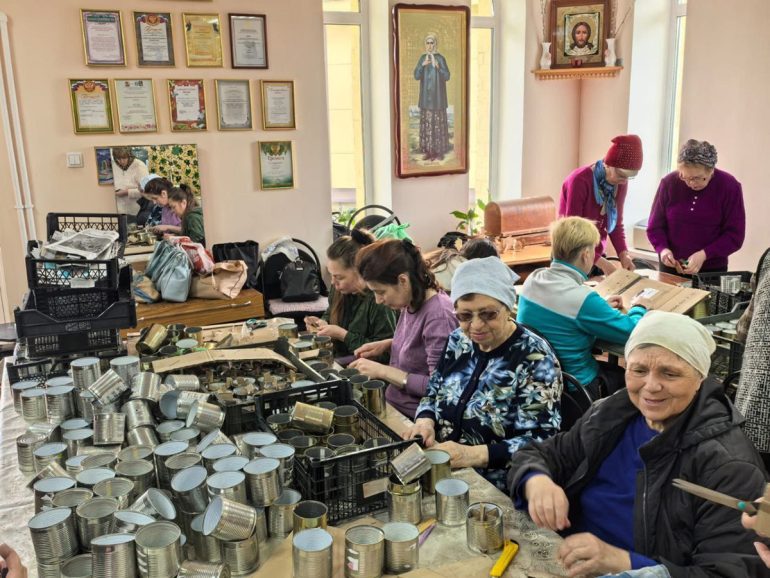 Прихожане челябинского храма помогают военным в зоне конфликта окопными свечами, сухим душем и фильтрами для воды