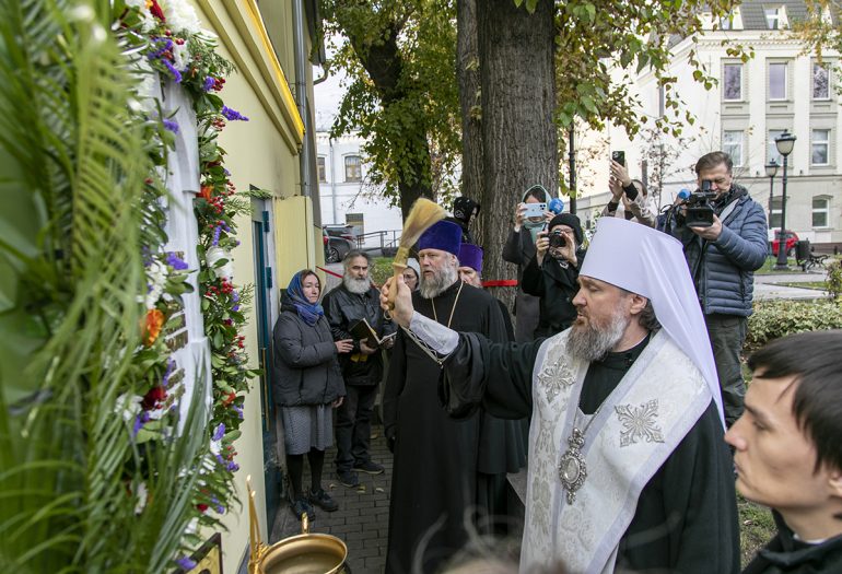 На месте разрушенного Успенского храма на улице Покровка в Москве освятили памятную доску