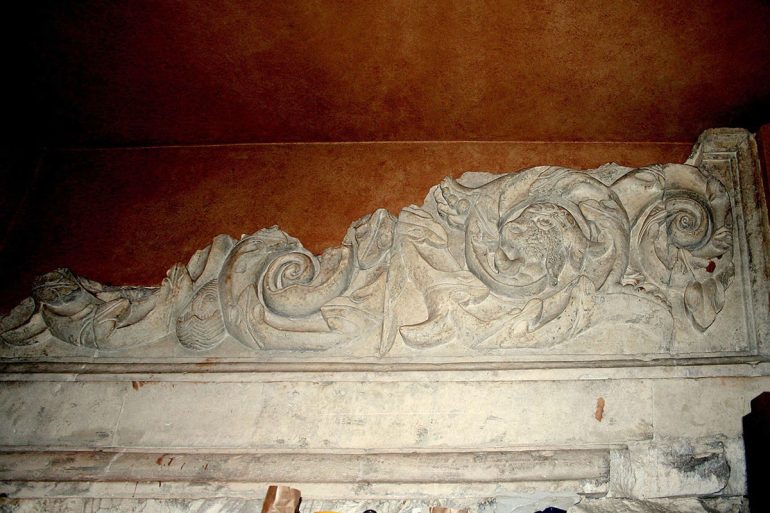 На месте разрушенного Успенского храма на улице Покровка в Москве освятили памятную доску