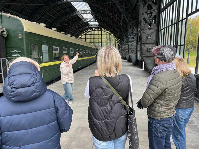 Для людей с проблемами слуха в кинопарке «Москино» создали экскурсию на языке жестов