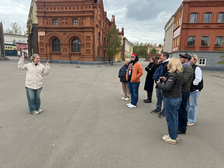 Для людей с проблемами слуха в кинопарке «Москино» создали экскурсию на языке жестов