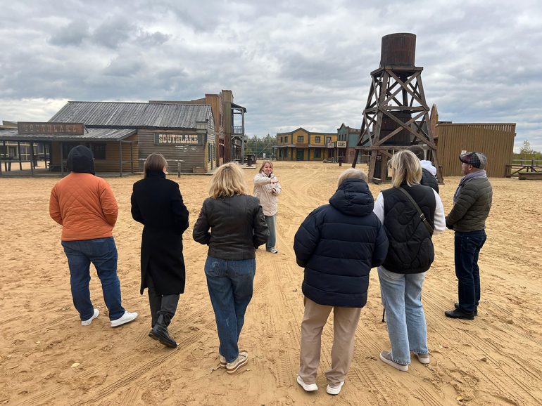 Для людей с проблемами слуха в кинопарке «Москино» создали экскурсию на языке жестов
