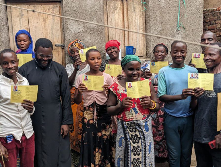 Русский приход в Бурунди помог нуждающимся оформить медицинские полисы