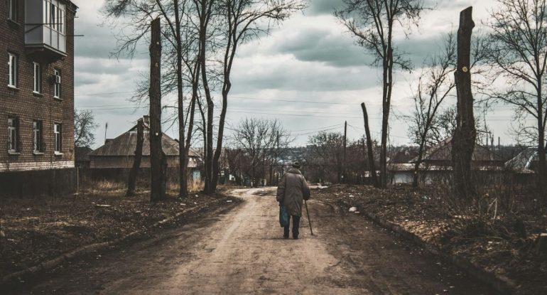 Скоро 60. Прекратилось общение с мамой и старшей дочерью. Как быть?
