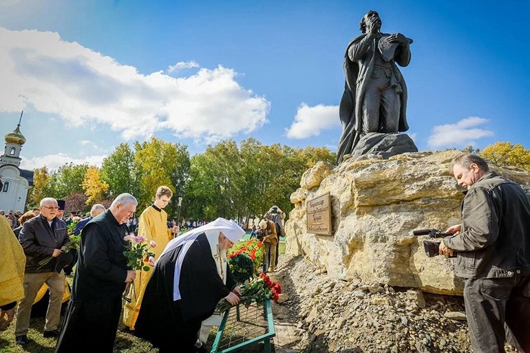 Уникальный памятник Александру Суворову открыли на Ставрополье: полководец изображен молящимся на коленях