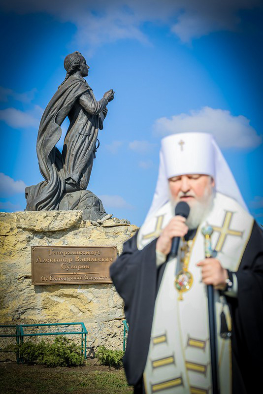 Уникальный памятник Александру Суворову открыли на Ставрополье: полководец изображен молящимся на коленях