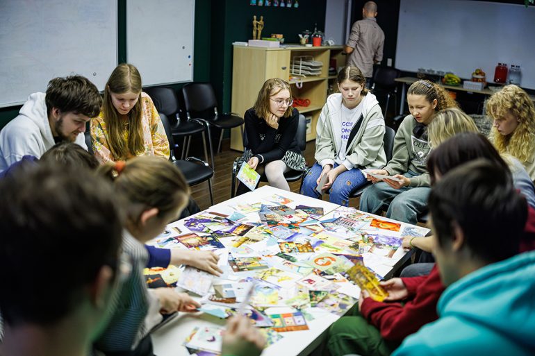 О любви, дружбе и ценности жизни: ребята из подросткового клуба «Пилигримия» разбирались в сложных вопросах