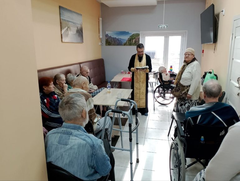 Накануне Дня пожилого человека священник навестил престарелых подопечных челябинского приюта