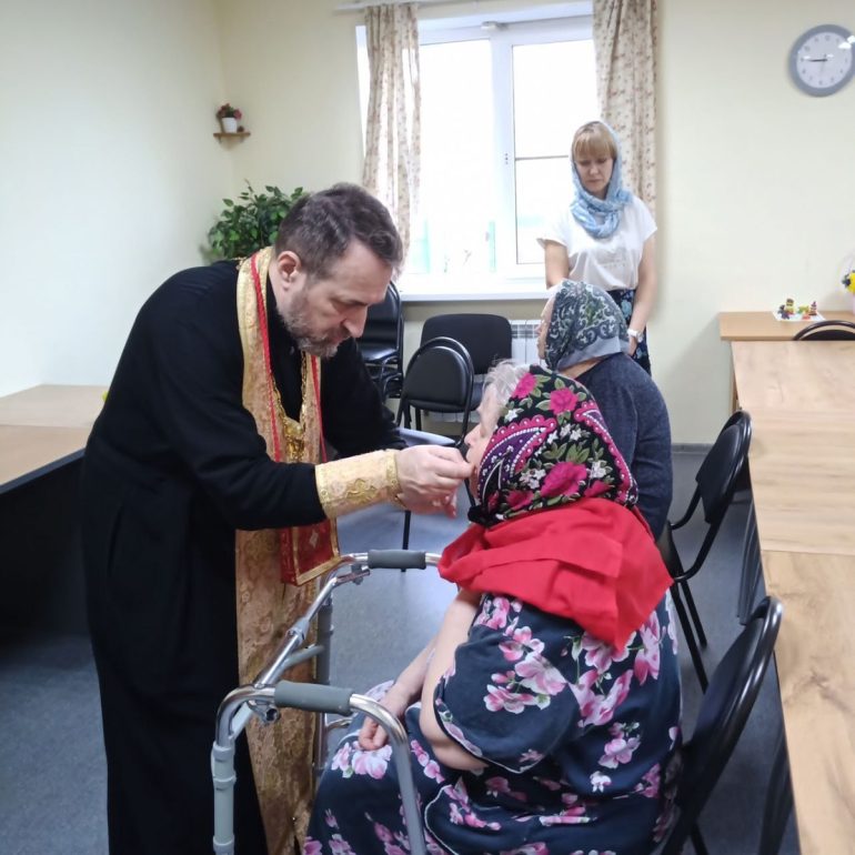 Накануне Дня пожилого человека священник навестил престарелых подопечных челябинского приюта