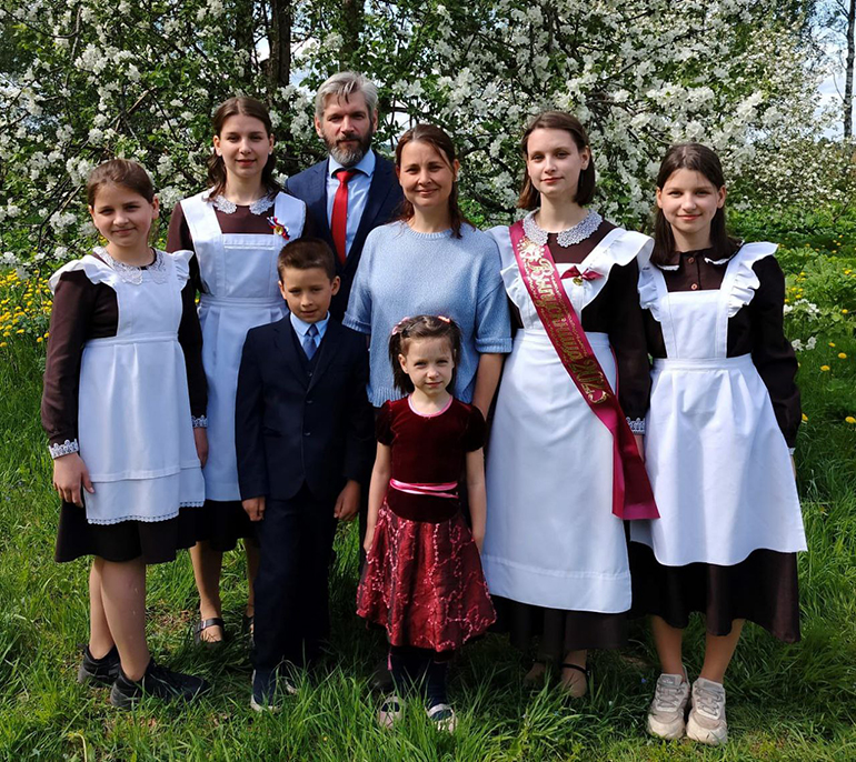 Настоятеля храма из Ярославской области и его супругу наградили медалью «Родительская слава»