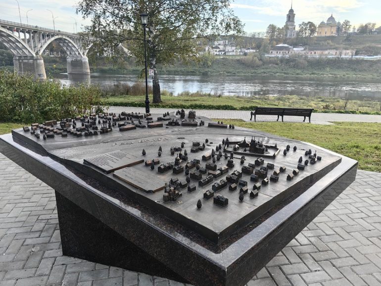 Уникальную бронзовую панораму города Старица начала ХХ века установили рядом со Старицким монастырем