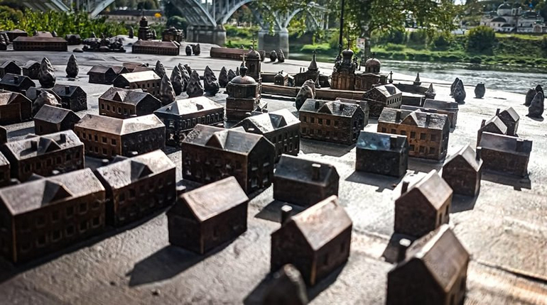 Уникальную бронзовую панораму города Старица начала ХХ века установили рядом со Старицким монастырем