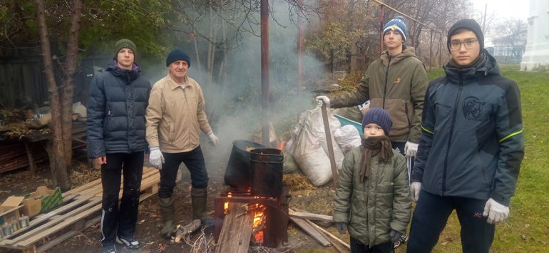 500 окопных свечей изготовили за неделю воспитанники воскресной школы каслинского храма