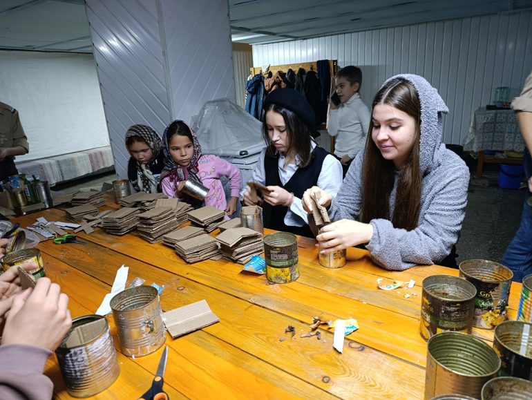 500 окопных свечей изготовили за неделю воспитанники воскресной школы каслинского храма