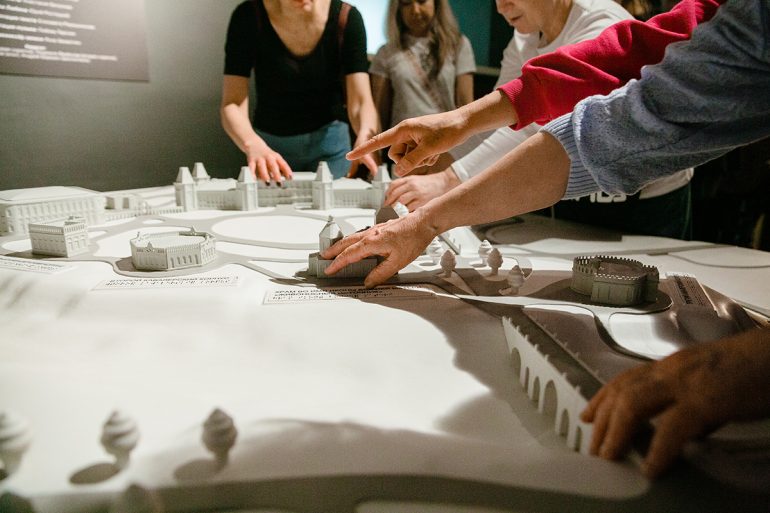 Люди с проблемами зрения могут «увидеть» историю в музее-заповеднике «Царицыно»