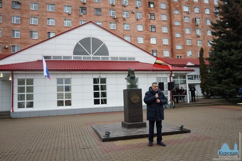 На территории клинической больницы Курска открыли памятник святителю Луке Крымскому