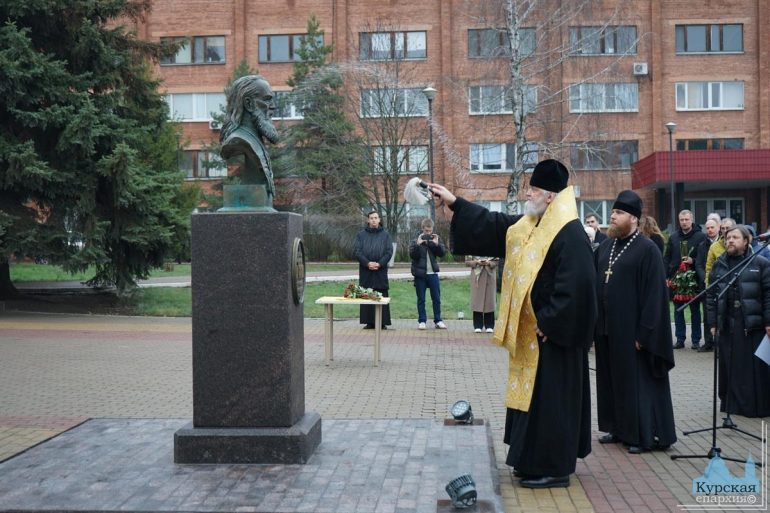На территории клинической больницы Курска открыли памятник святителю Луке Крымскому