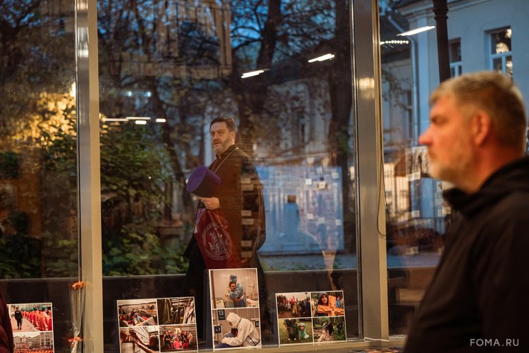 К юбилею фотографа журнала «Фома» Владимира Ештокина в Книжной палате в Черниговском открылась его авторская выставка