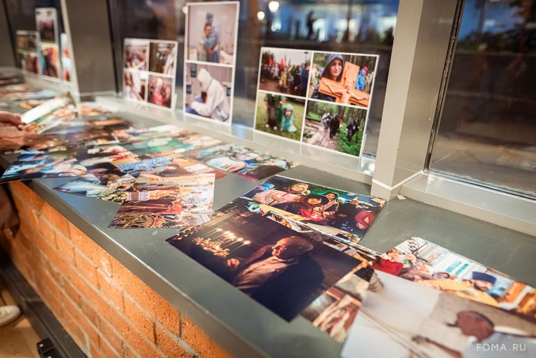 К юбилею фотографа журнала «Фома» Владимира Ештокина в Книжной палате в Черниговском открылась его авторская выставка